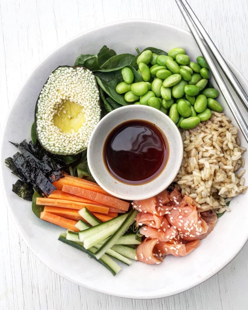 Salmon and edamame sushi salad with soya sauce. 