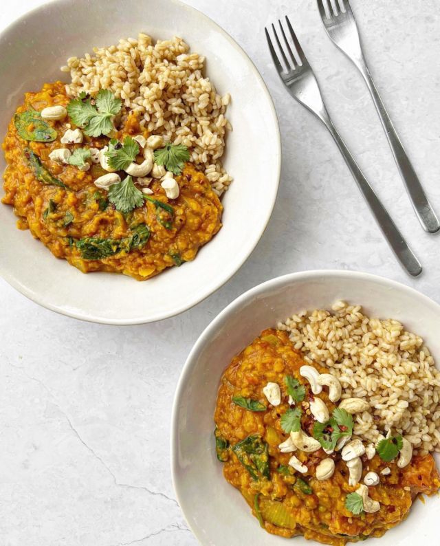 Red lentil and spinach dahl🍛 A yummy winter warmer and so nutritious☺️ Made with a base of lentils, this Indian classic is rich in fibre and a good source of plant protein💪

Our household loves dahl🤍 It’s always a recurring feature on the menu. This is a favourite rendition. I love enjoying it with brown rice, or with naan to mop up. So satisfying. So hearty. So tasty🤙.

This is an oldie recipe on the website (but with new photos). #dahl #dahlcurry #winterwarmer #winterecipe