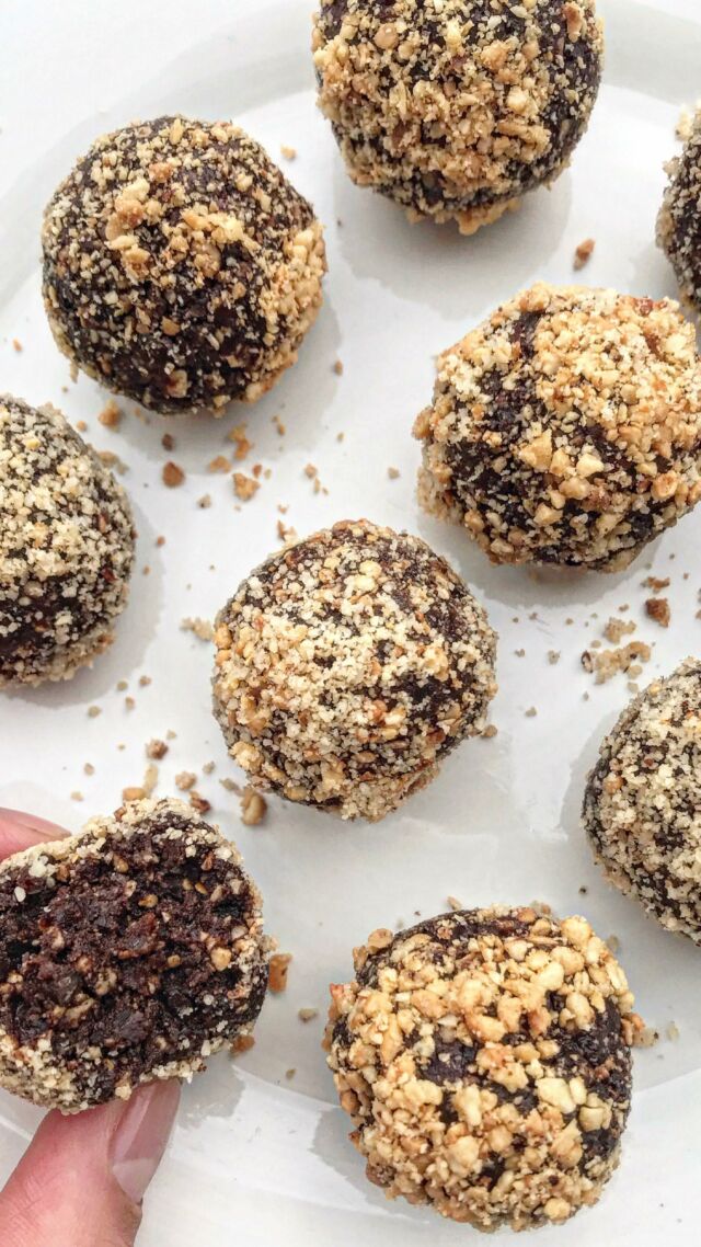 Nutella bliss balls🍫🌰 Four ingredients is all you need to whizz up a container of these yummies. 

An epic sweet treat to meal prep and enjoy across the week that’s packed with wholesome fats and fibre💃

Recipe is a oldie on the website: https://www.nourishandtempt.com/chocolate-hazelnut-bliss-balls-vegan/

#blissball #mealprep #mealplan #energyballs #nutella #nutellalovers #nutellasnack