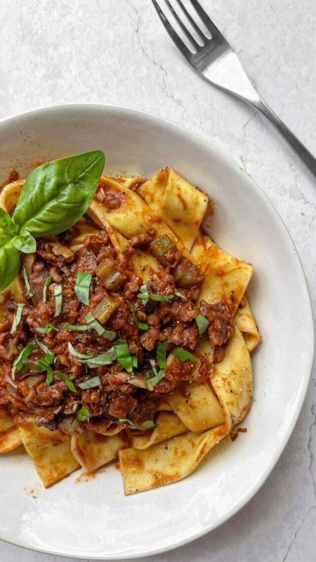 Vegan bolognese🍝🍝 How good is a bowl of pasta after a long day?! Made with mushrooms, lentils and walnuts, this super flavourful bolognese is hearty, comforting and has serious depth!

Serve on top of a bowl of pasta, or spooned over jacket potatoes, overtop of toast, in a wrap or a base of a cottage pie - it’s super versatile!

Recipe on the blog - search the main section or head directly via the link in my bio. #bolognese #veganbolognese #plantbased #veganpasta #vegetarianpasta #lentilpasta
