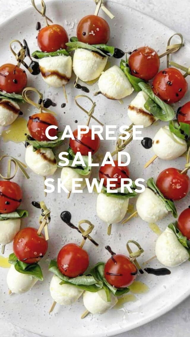 Caprese salad skewers🍅🇮🇹 Inspired on the one and only Italian Caprese salad. These couldn’t be easier to make - simply thread cherry tomatoes, fresh basil and mozzarella balls onto a stick, then season with EVOO, balsamic glaze and salt. So. GOOD!💛🍅 #capresesalad #caprese #healthyappetizers