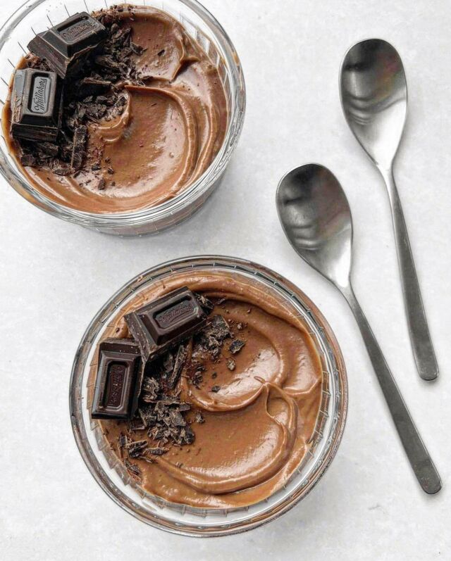 Avocado chocolate mousse🥑🍫 Feels kind of retro now (so 2015💁‍♀️), but still darn delicious.

Blend five ingredients in a food processor and you’re left with a yummy plant-based and dairy-free chocolate mousse. 

This recipe uses a nifty technique where it chills coconut milk, helping give the mousse a super thick and creamy consistency (at lower temperature, the saturated fat firms and voilà👌!).

Recipe on my blog, link in my bio #avocadomousse #avocado #plantbaseddessert