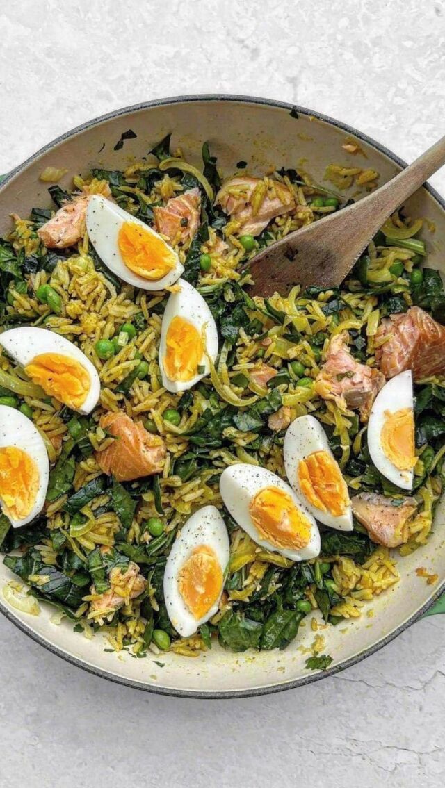 Smoked salmon kedgeree🐟 Rich in protein, omega-3 and a few good serves of vegetables, this dish is one nutritious (and seriously delicious!) meal idea. 

Recipe over on the blog, link in my bio. Or if you’d like me to send the recipe direct to you, comment ‘recipe’ below😊

#kedgeree #healthydinnerideas