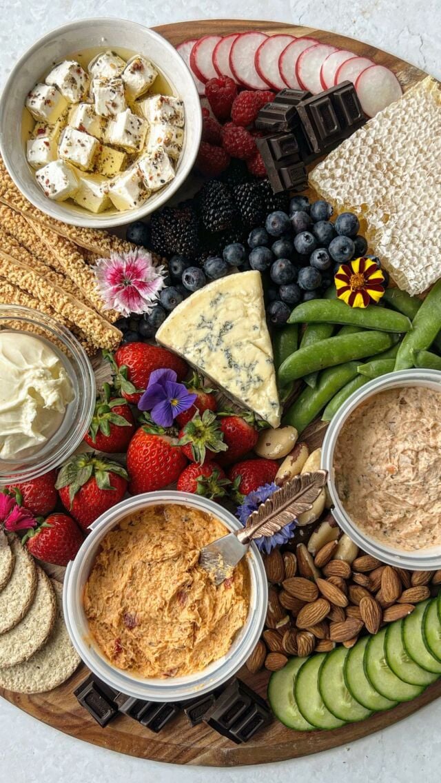 A quick guide to building a seasonal platter!☀️🍓🥖

Featuring @regalsalmonnz beautiful new seasonal dips - King Salmon Dip With Gherkins, Capers & Dill, and King Salmon Dip With Capsicum & Smoked Paprika. With 42% smoked salmon, they taste absolutely incredible and really evaluate your platter to the next level🙏🏻

Recipe is over on Regal’s website, link in my bio. #regalsalmon#platter#summerplatter
