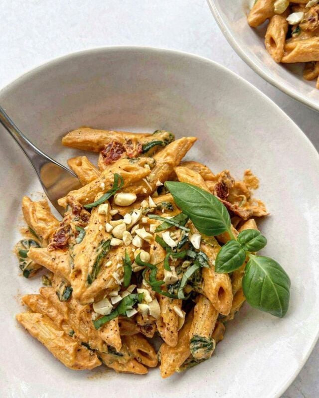 Step-by-step vegan sun-dried tomato cashew cream pasta✨. 

Comment ‘recipe’ if you’d like me to send you the link☺️.

What unsuspecting nut can you use to make a creamy pasta sauce? Cashews! When softened, they blend into a creamy sauce, that’s mild enough to let other flavours take the spotlight💥

This dish features bold Mediterranean flavours, like sundried tomatoes, garlic and fresh herbs🍅🧄🌿 It’s tasty👌 Enjoy!

#veganpasta #cashewcream #veganpastasauce