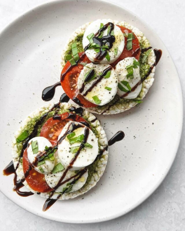 All right snack lovers - if you could only choose ONE rice cake topping, what would it be?

🍅 Tomato, mozzarella + pesto 
🥑 Avocado + kimchi 
🫐 Lemon ricotta + blueberry 
🍫 Nuts, seeds + chocolate 

While rice cakes aren’t a standalone nutritional superstar, with a little strategic pairing they can become a way more satisfying + balanced snack💃. 

Each of these are paired with a protein/fat-rich food to bring some nutrient diversity into the mix.

I’m team avocado + kimchi!🥑

#ricecake #ricecakesnack